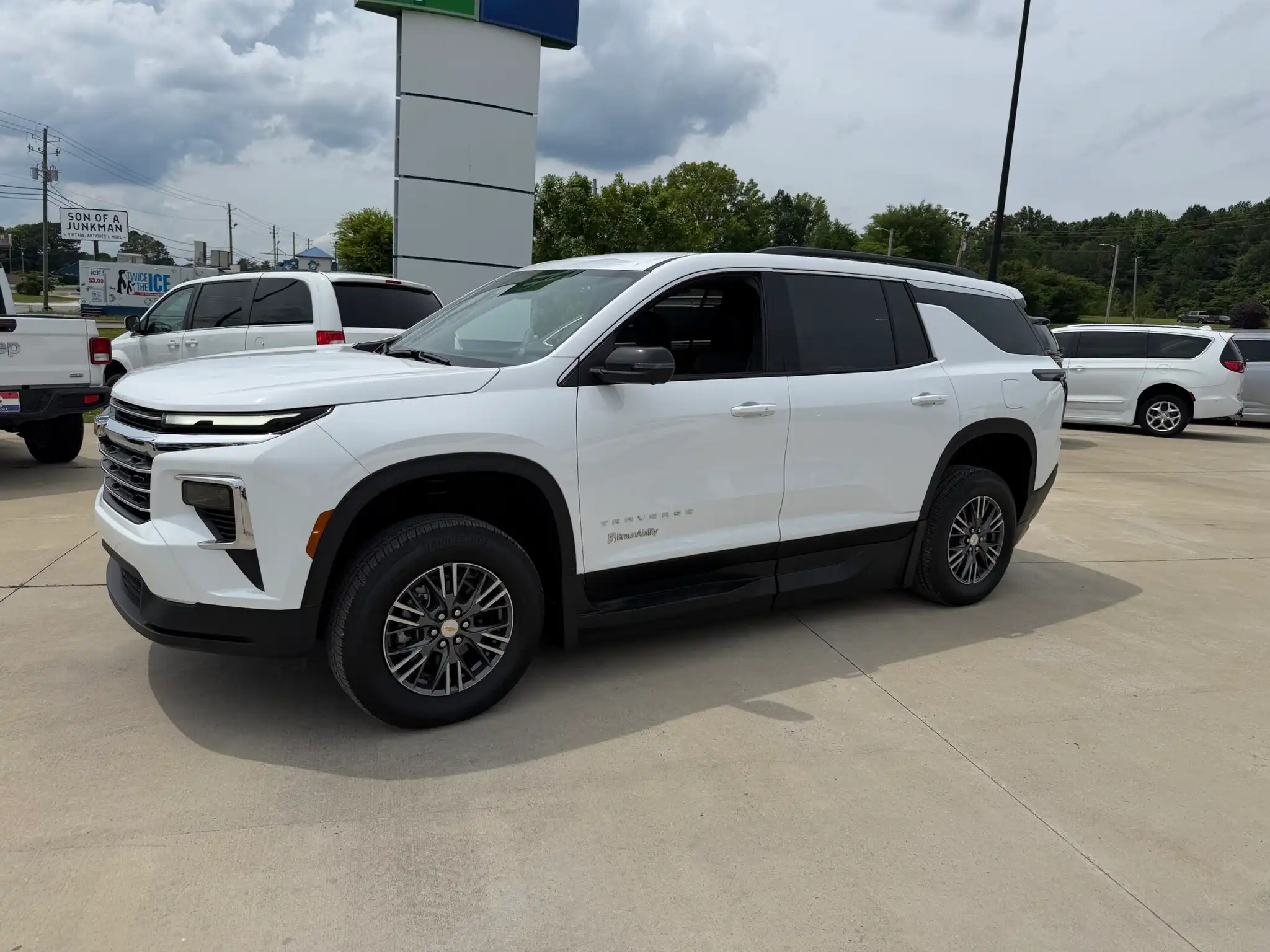 2026 Chevrolet Traverse LT FWD's photo