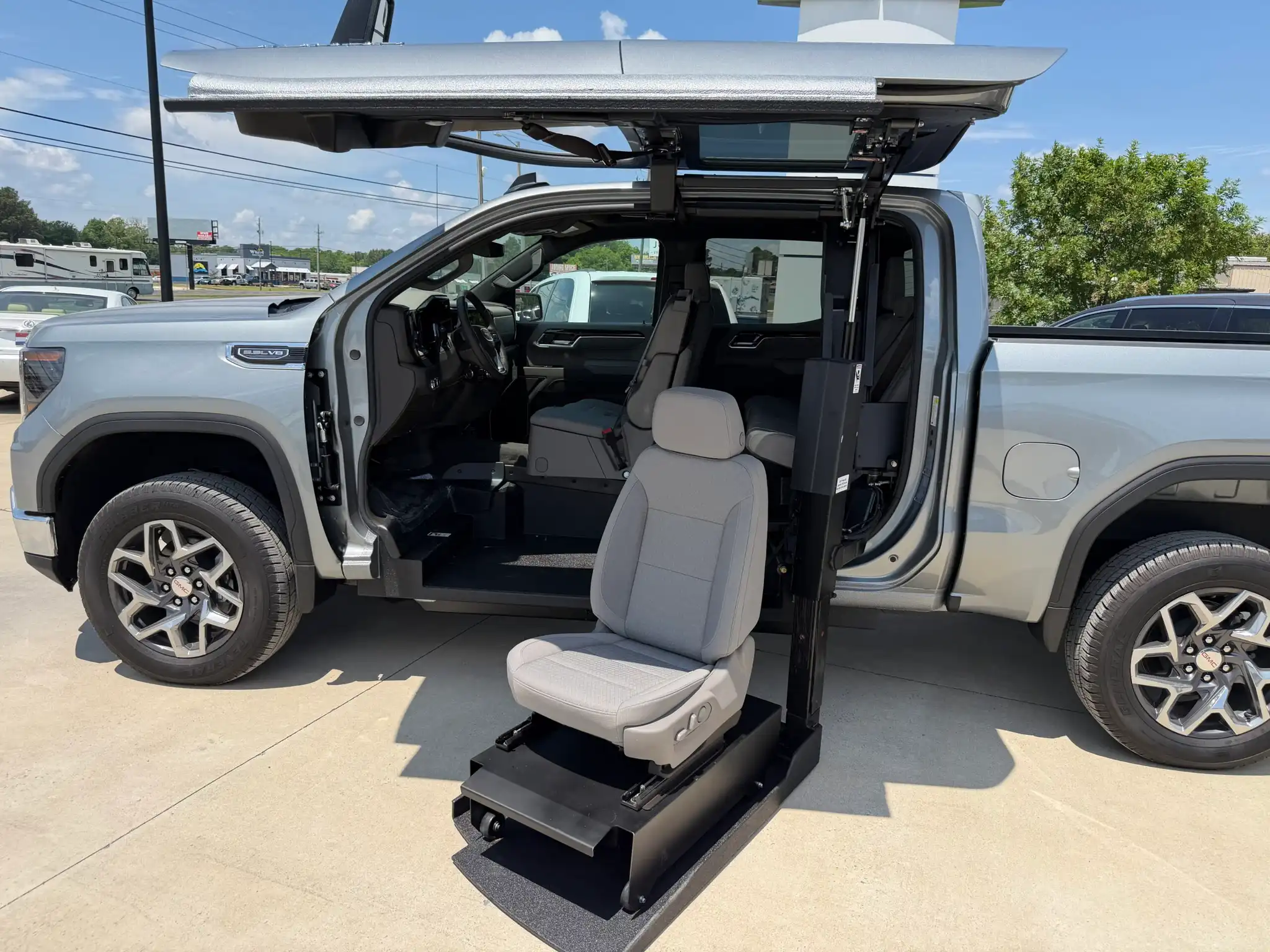 2026 GMC Sierra SLE 2WD Crew Cab Short Box's photo