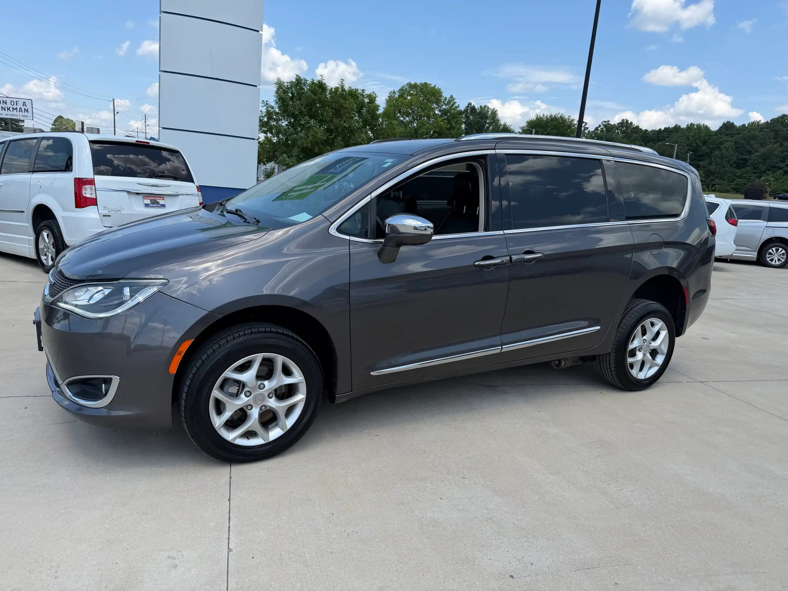 2020 Chrysler Pacifica Limited's photo