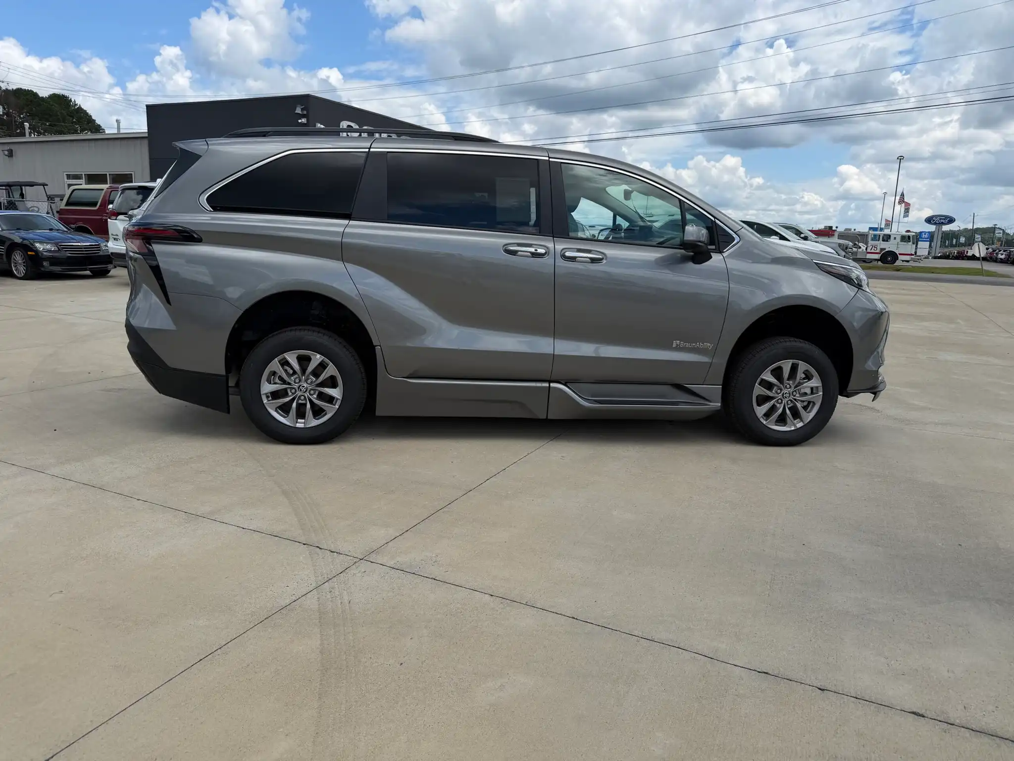 2026 Toyota Sienna XLE 7-Passenger Hybrid FWD's photo