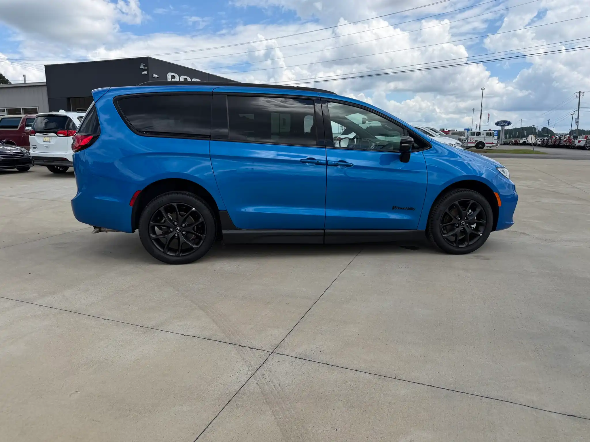 2026 Chrysler Pacifica Select's photo