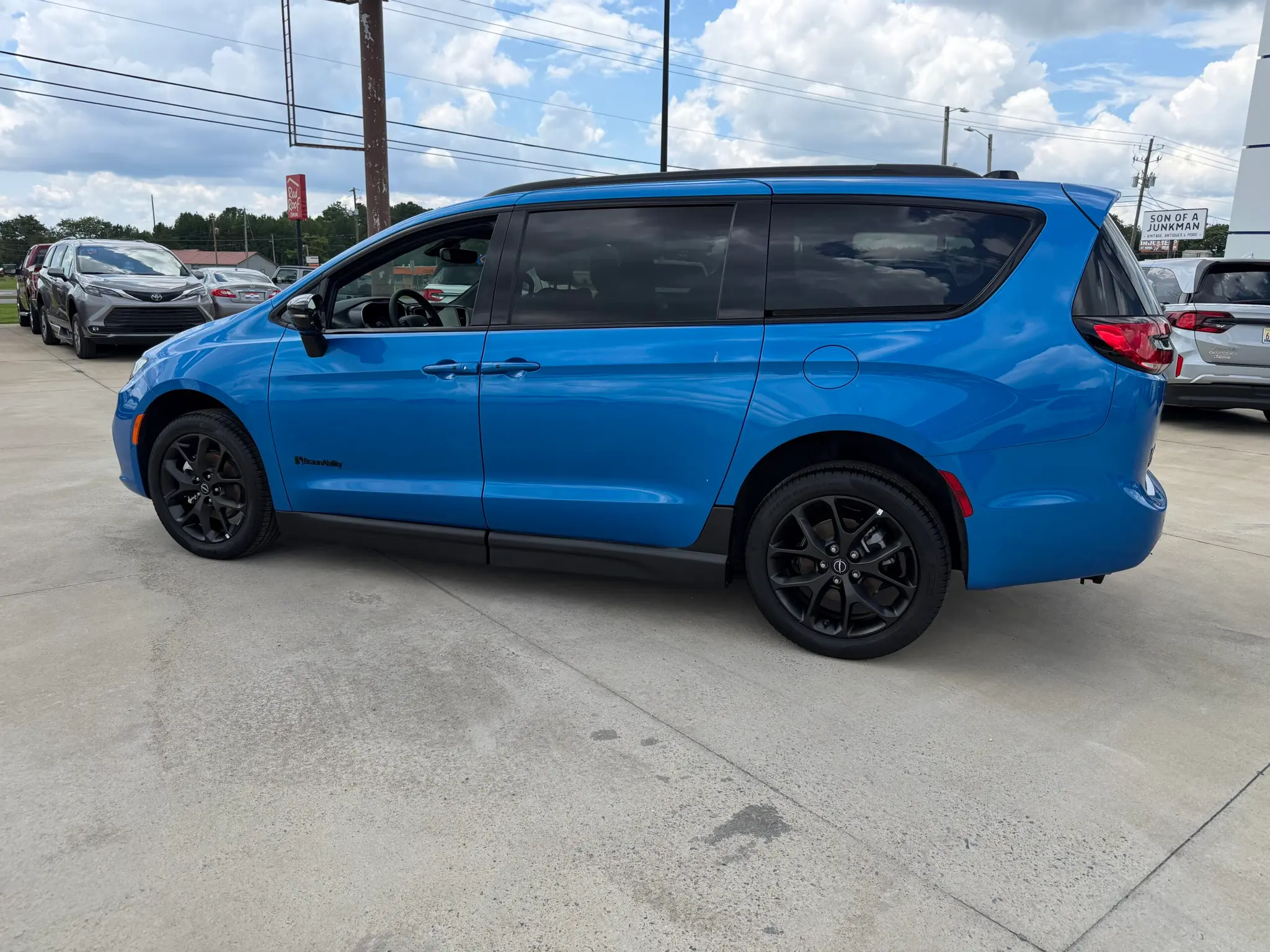2026 Chrysler Pacifica Select photo 3