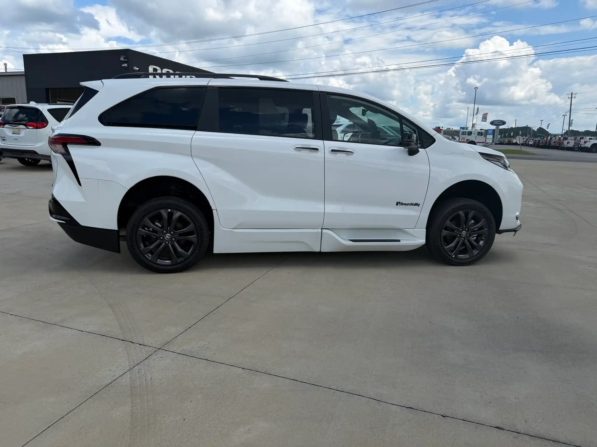 2026 Toyota Sienna XSE 7-Passenger Hybrid FWD's photo
