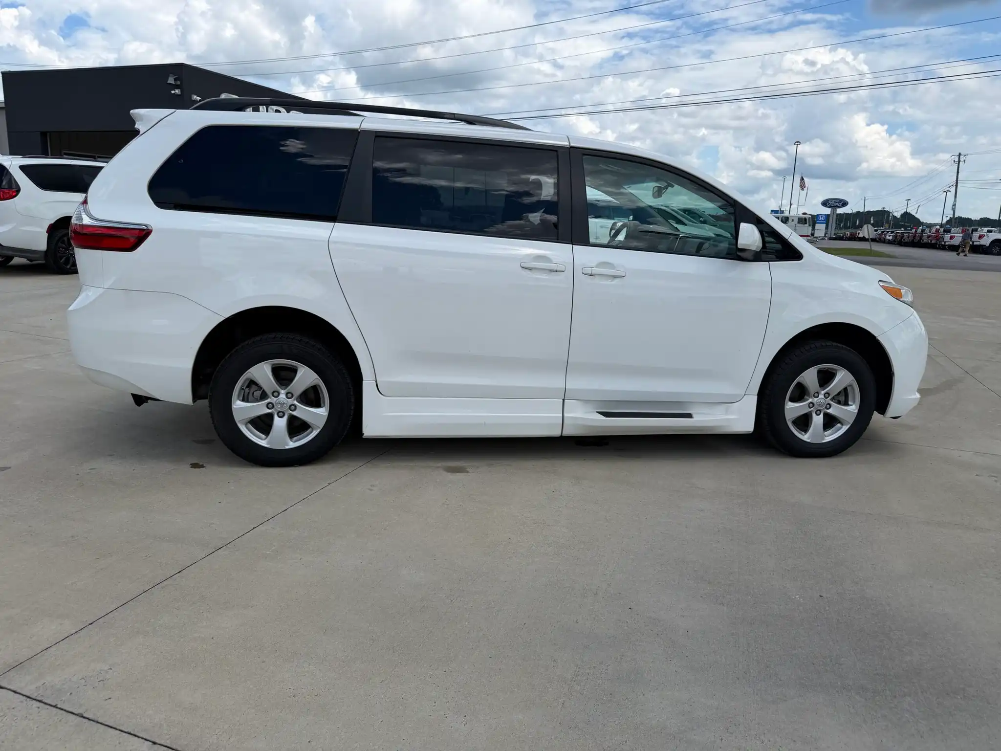 2017 Toyota Sienna LE V6 7-Passenger Mobility's photo