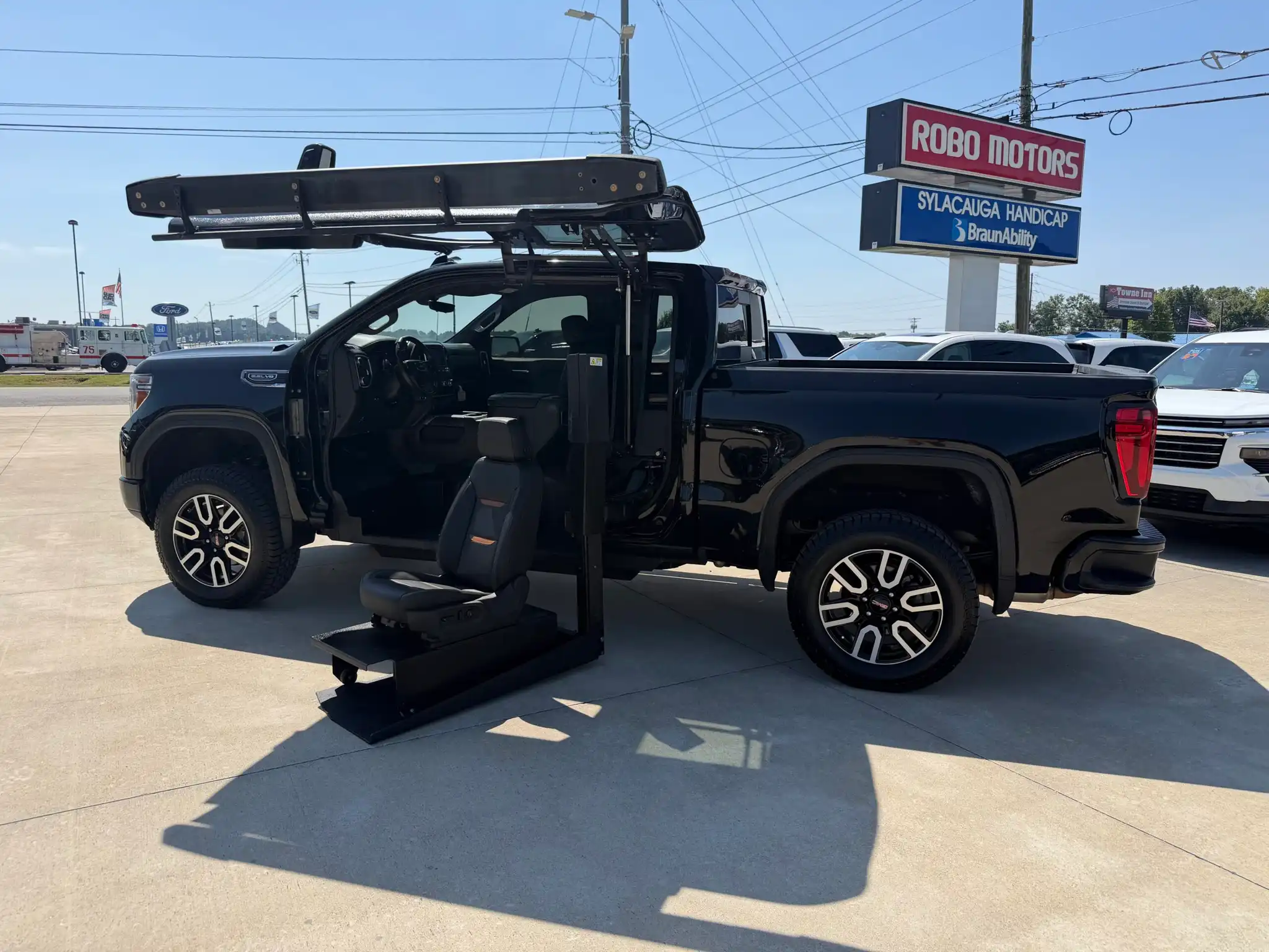 2019 GMC Sierra AT4 4WD Crew Cab Short Box's photo