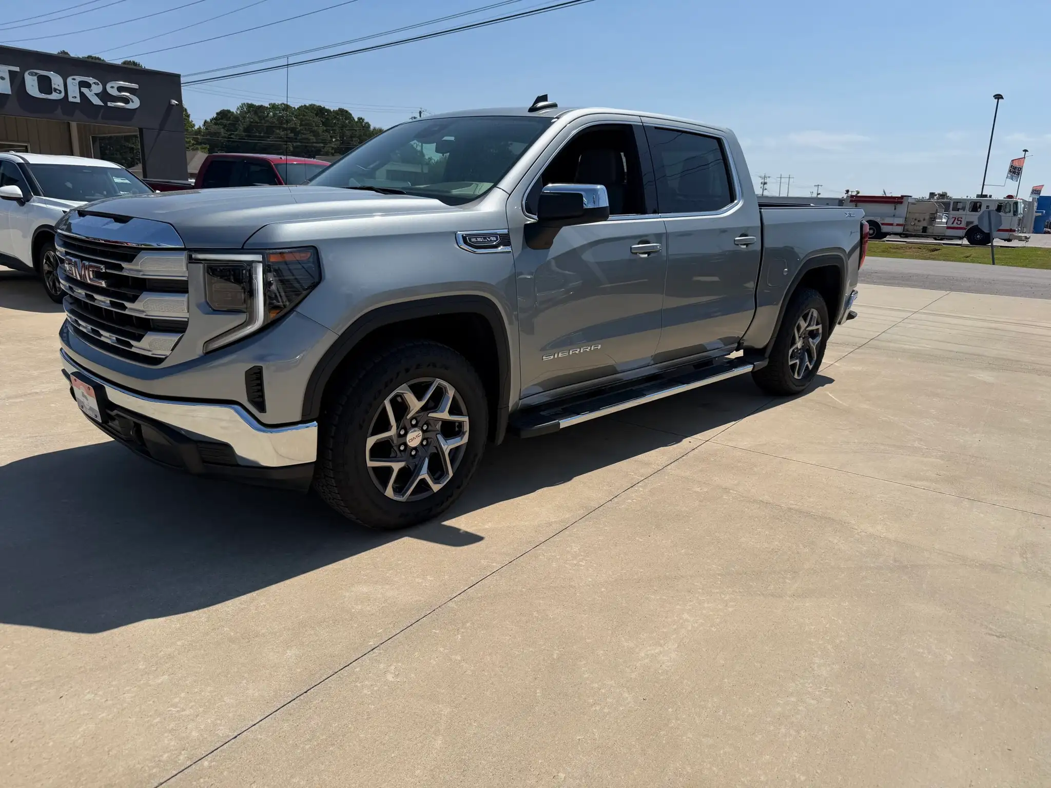 2026 GMC Sierra SLE 4WD Crew Cab Short Box's photo