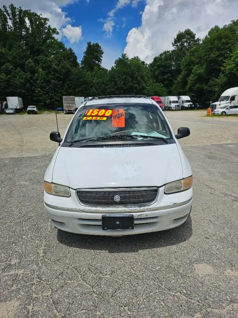 1996 Chrysler Town & Country's photo