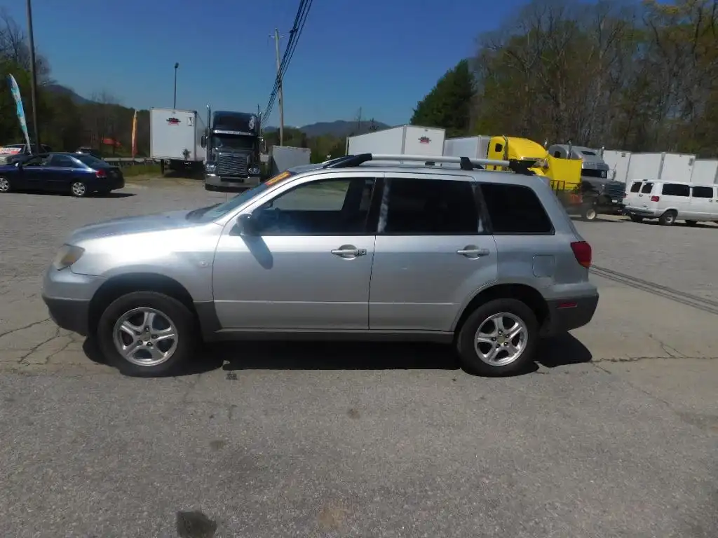 2003 Mitsubishi Outlander LS's photo