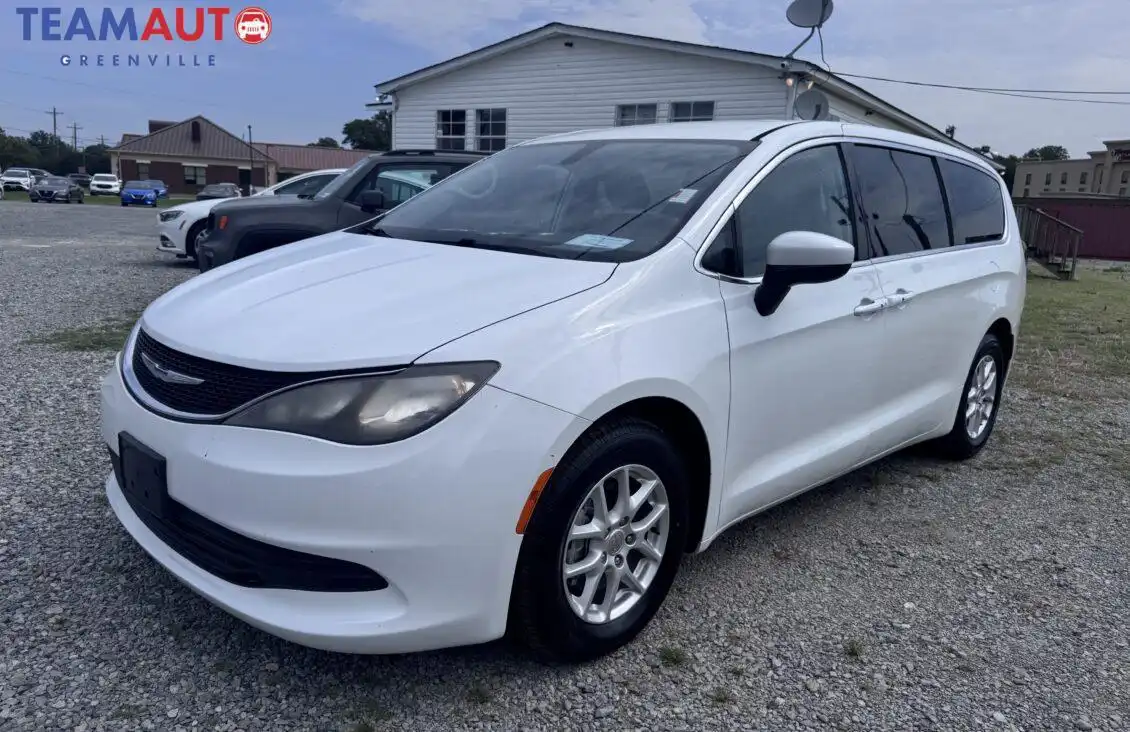 2017 Chrysler Pacifica Touring's photo
