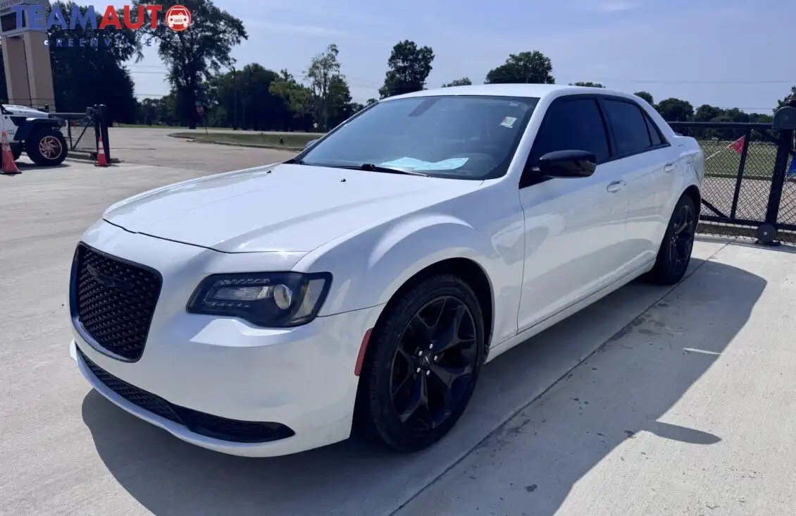 2021 Chrysler 300 Touring's photo