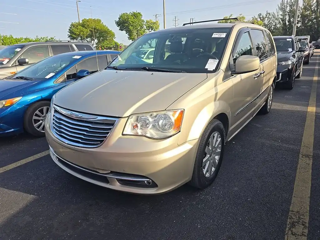 2016 Chrysler Town & Country Touring's photo