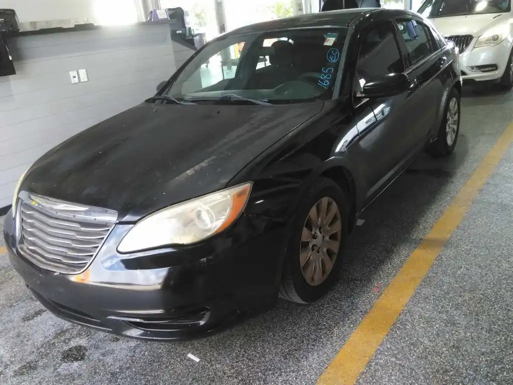 2014 Chrysler 200 LX's photo