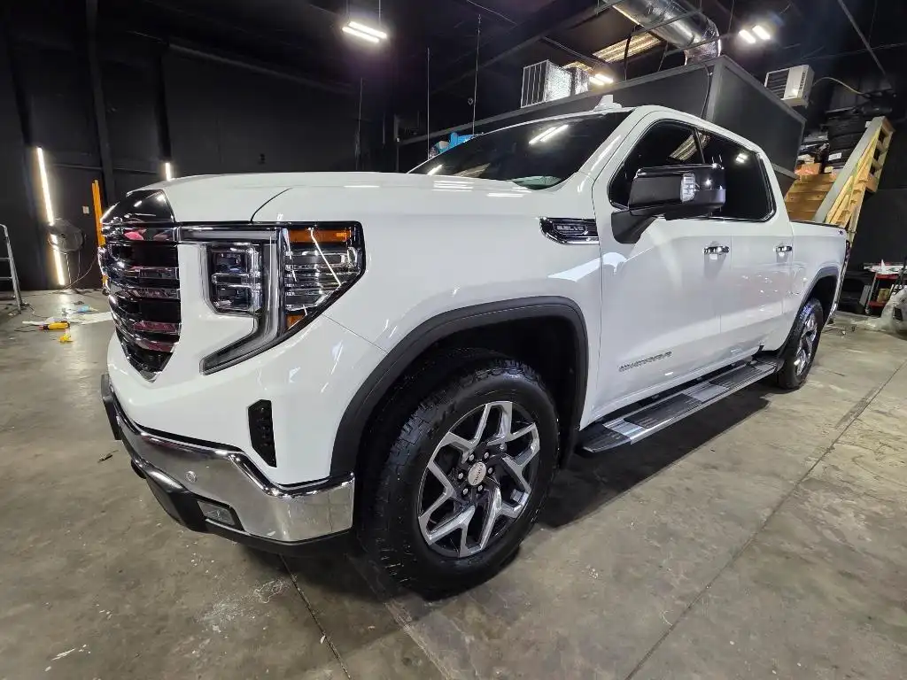 2023 GMC Sierra SLT 4WD Crew Cab Short Box's photo