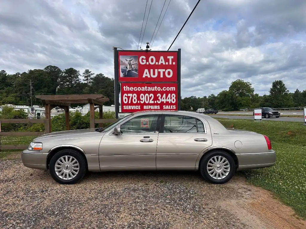 2003 Lincoln Town Car Executive's photo