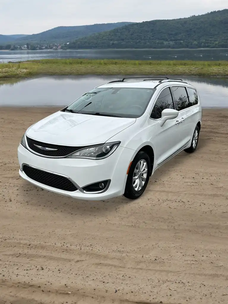 2019 Chrysler Pacifica Touring L's photo