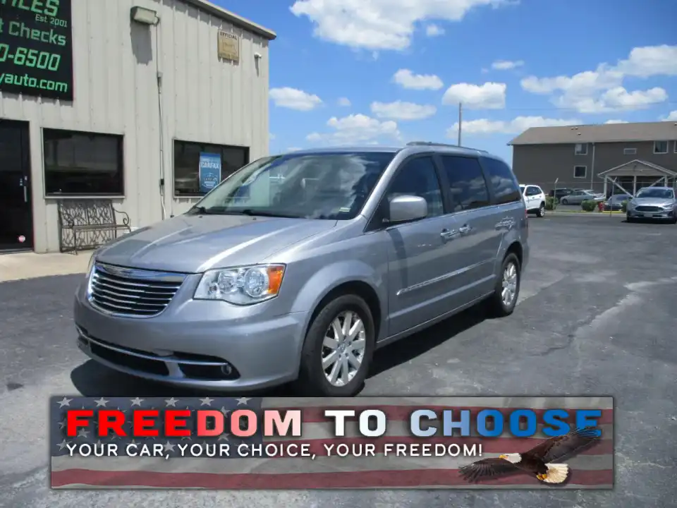2015 Chrysler Town & Country Touring's photo