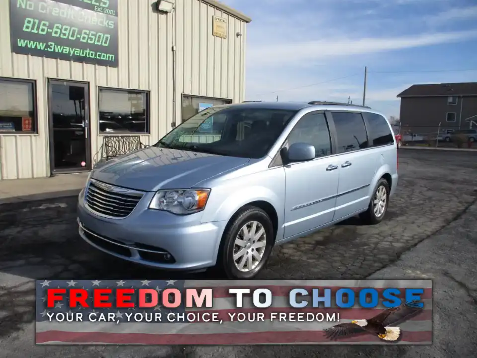 2016 Chrysler Town & Country Touring's photo