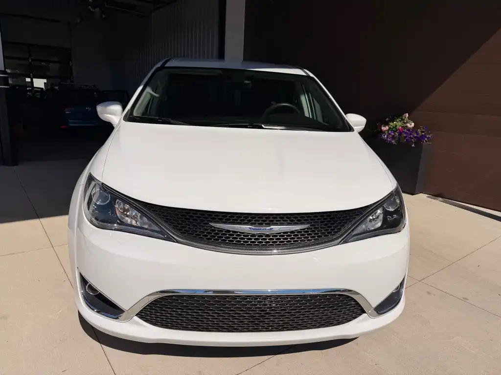 2018 Chrysler Pacifica Touring Plus's photo