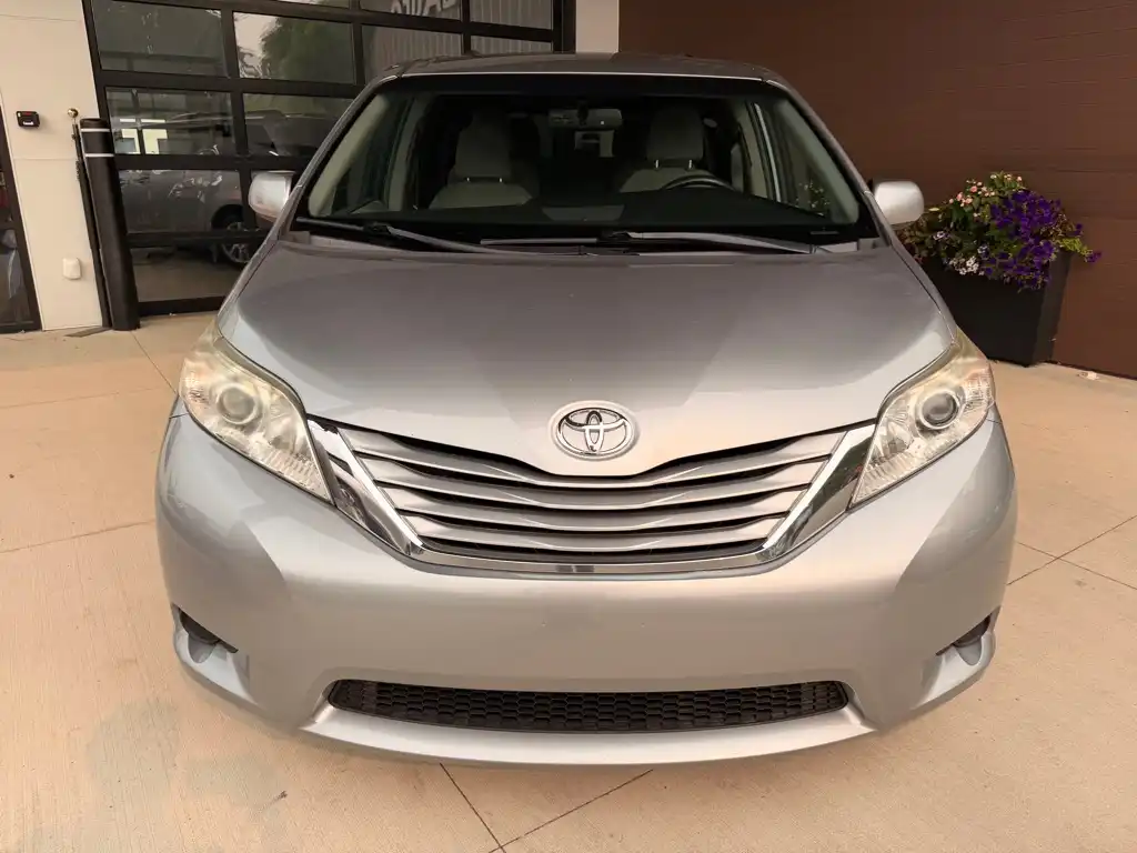 2017 Toyota Sienna LE V6 AWD 7-Passenger's photo