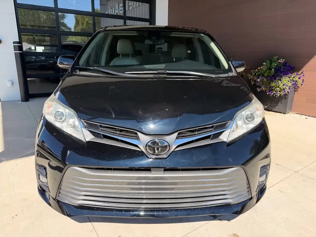 2018 Toyota Sienna XLE V6 8-Passenger's photo