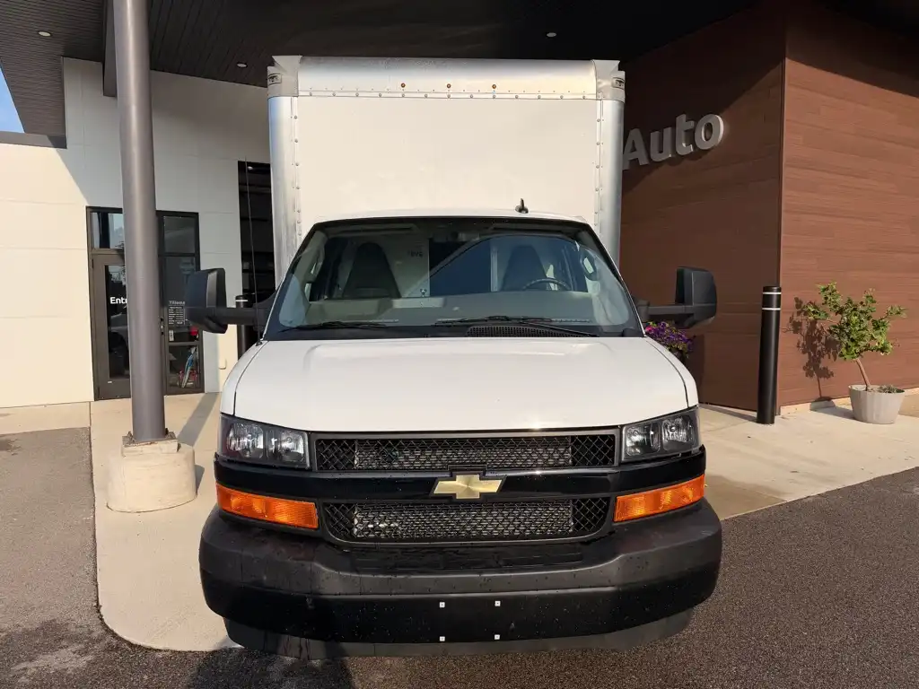 2025 Chevrolet Express 4500 177 WB's photo