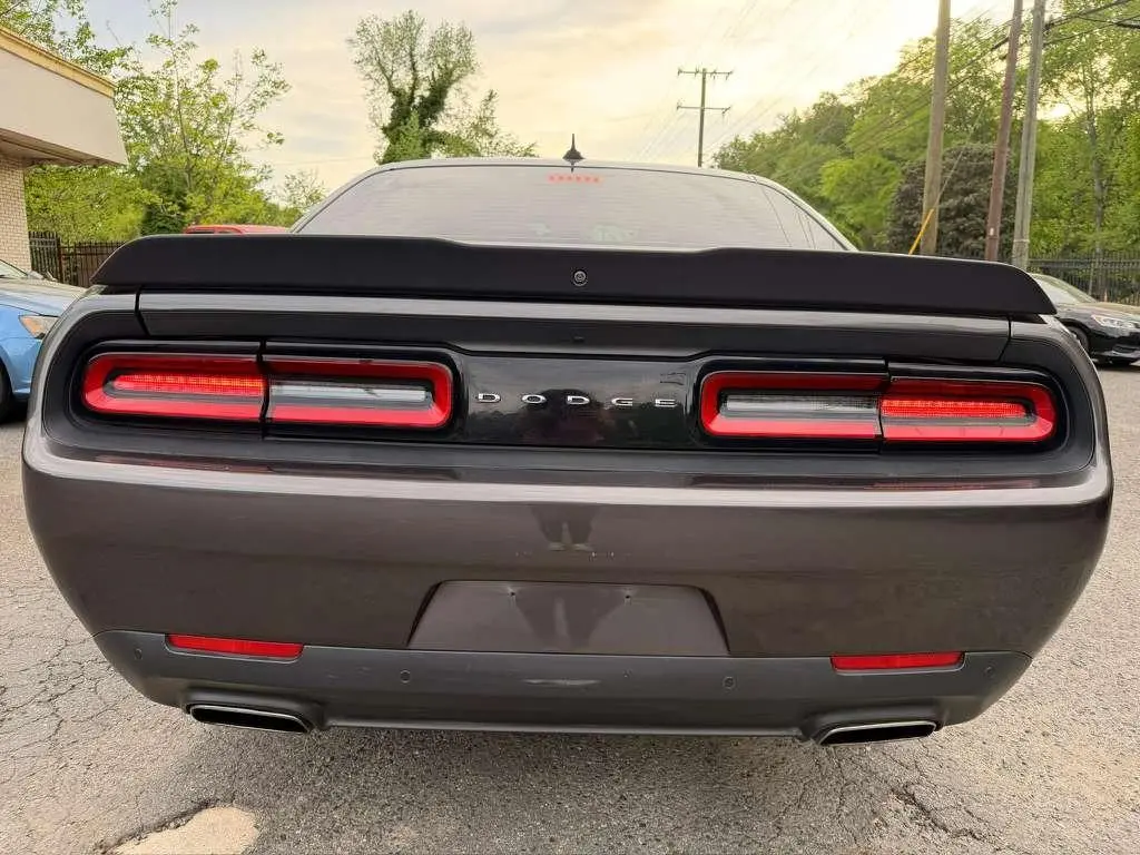 2017 Dodge Challenger SXT Plus photo 4