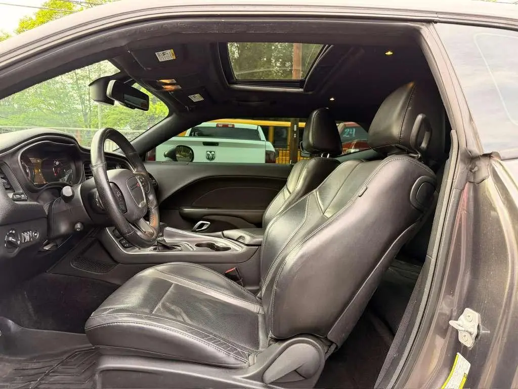 2017 Dodge Challenger SXT Plus photo 5