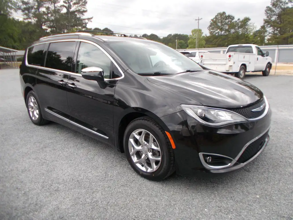 2018 Chrysler Pacifica Limited's photo