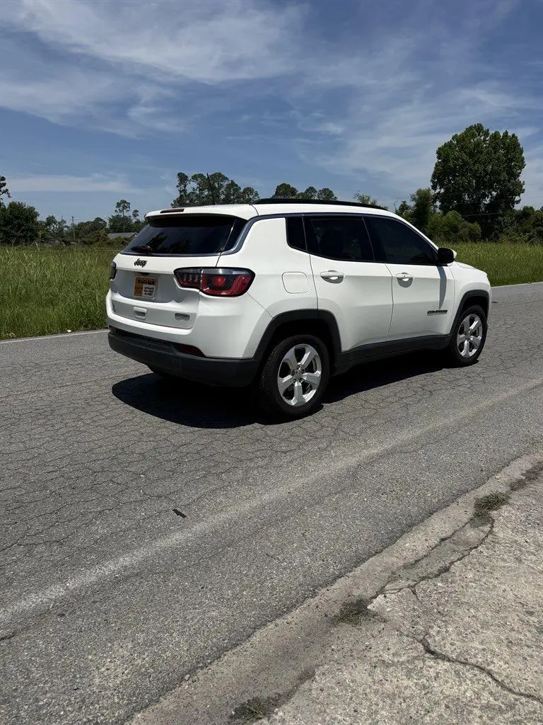 2017 Jeep Compass Latitude photo 3