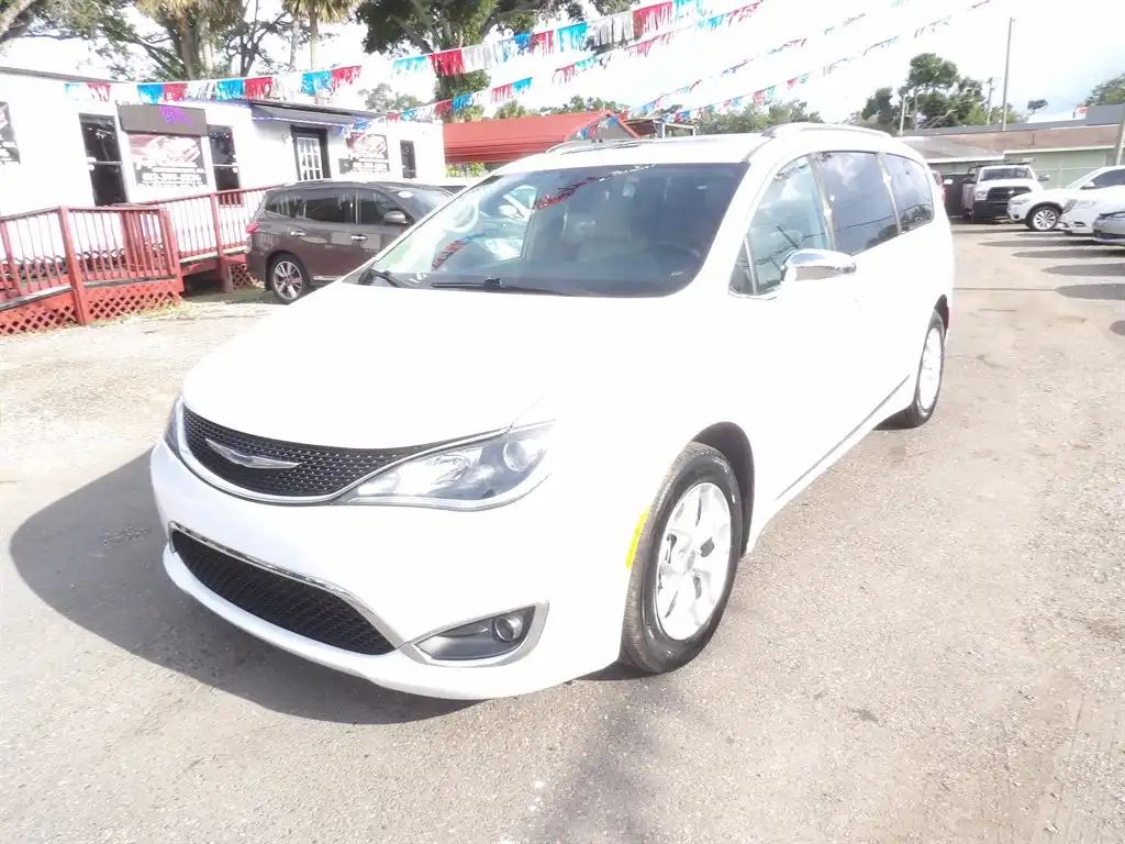 2020 Chrysler Pacifica Limited's photo