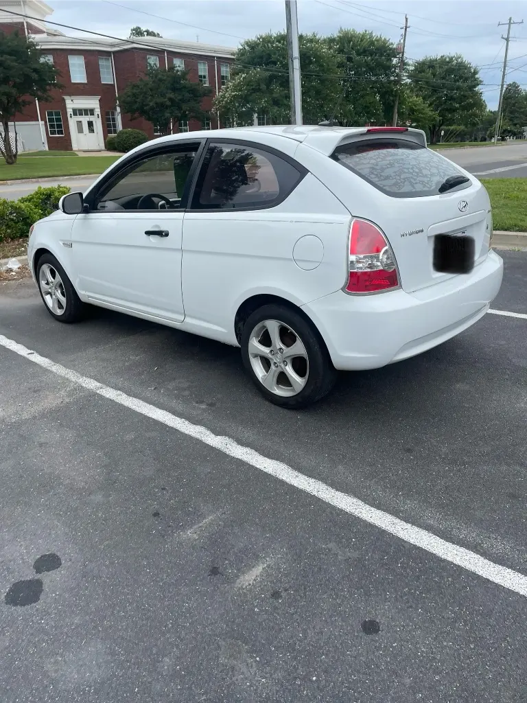 2011 Hyundai Accent SE 3-Door 4-Speed Automatic photo 4