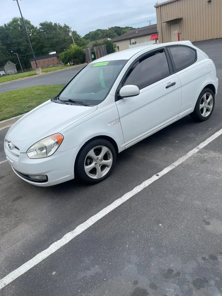 2011 Hyundai Accent SE 3-Door 4-Speed Automatic photo 1