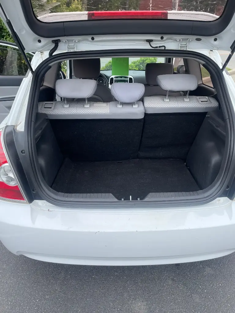 2011 Hyundai Accent SE 3-Door 4-Speed Automatic photo 5