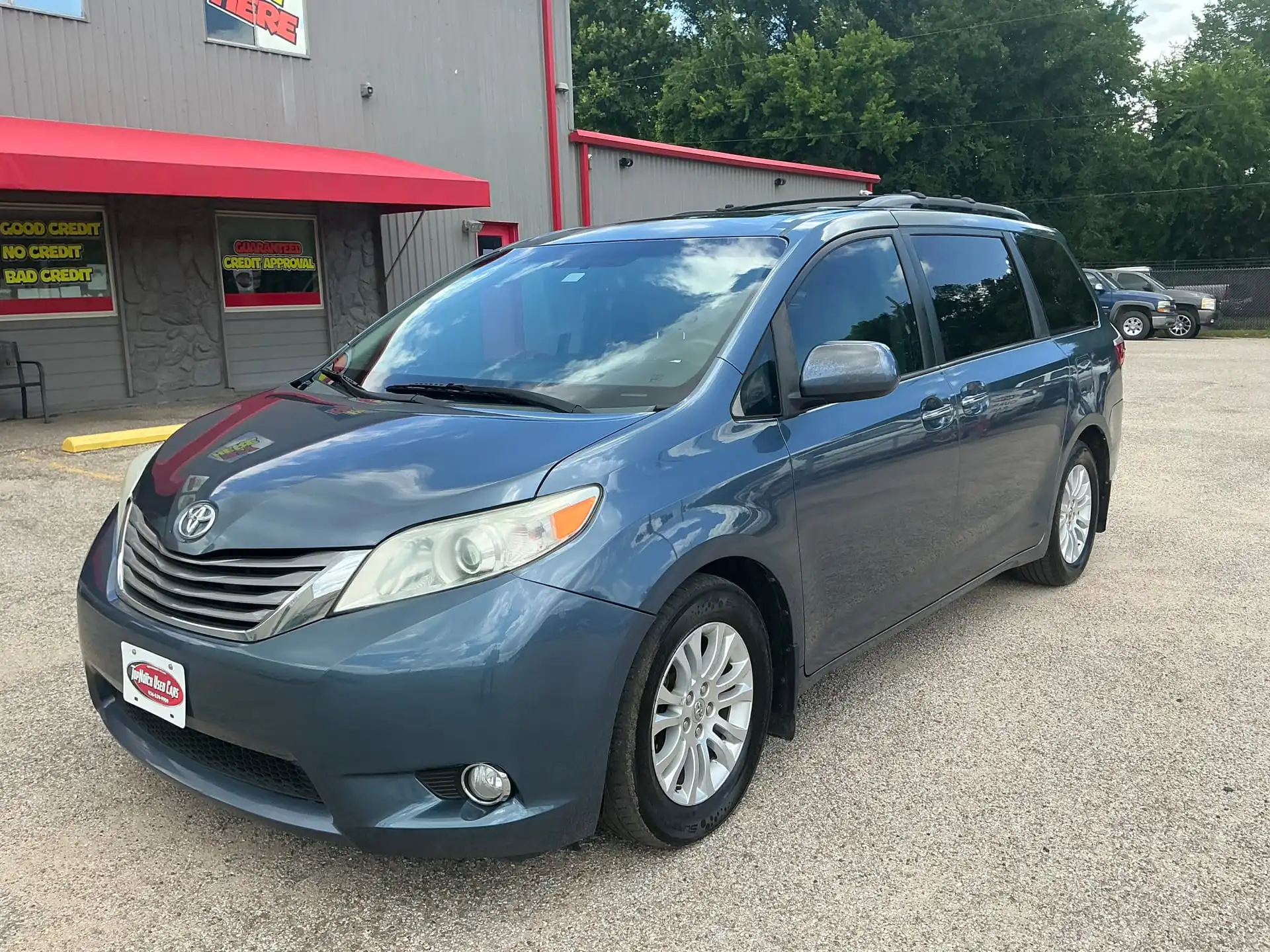 2016 Toyota Sienna XLE V6 7-Passenger Access Seat's photo
