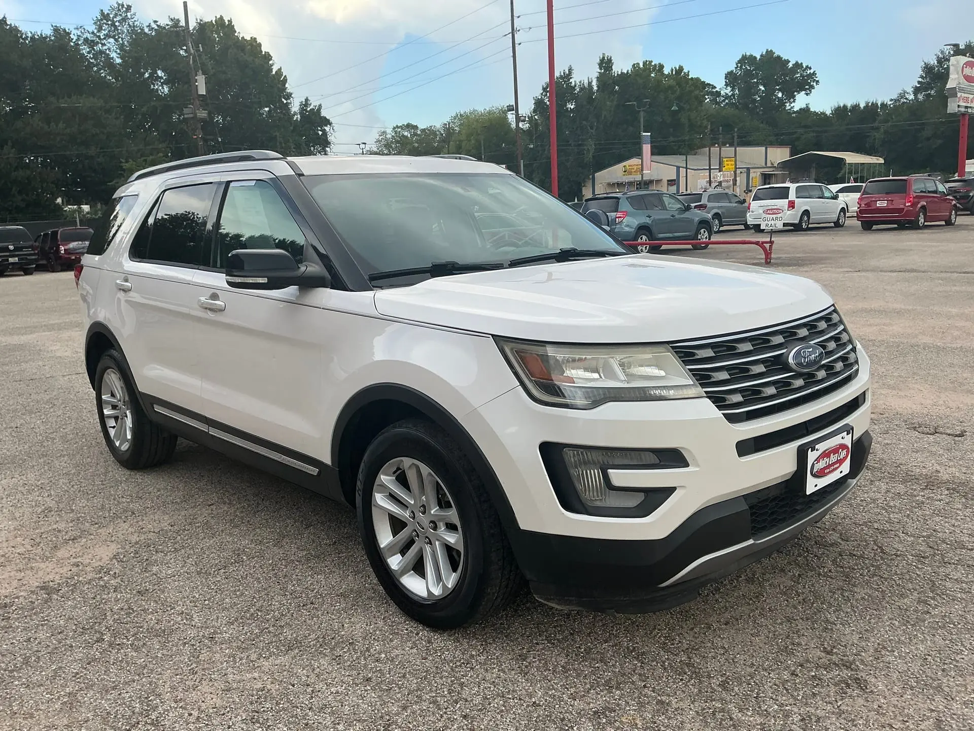 2017 Ford Explorer XLT FWD photo 4