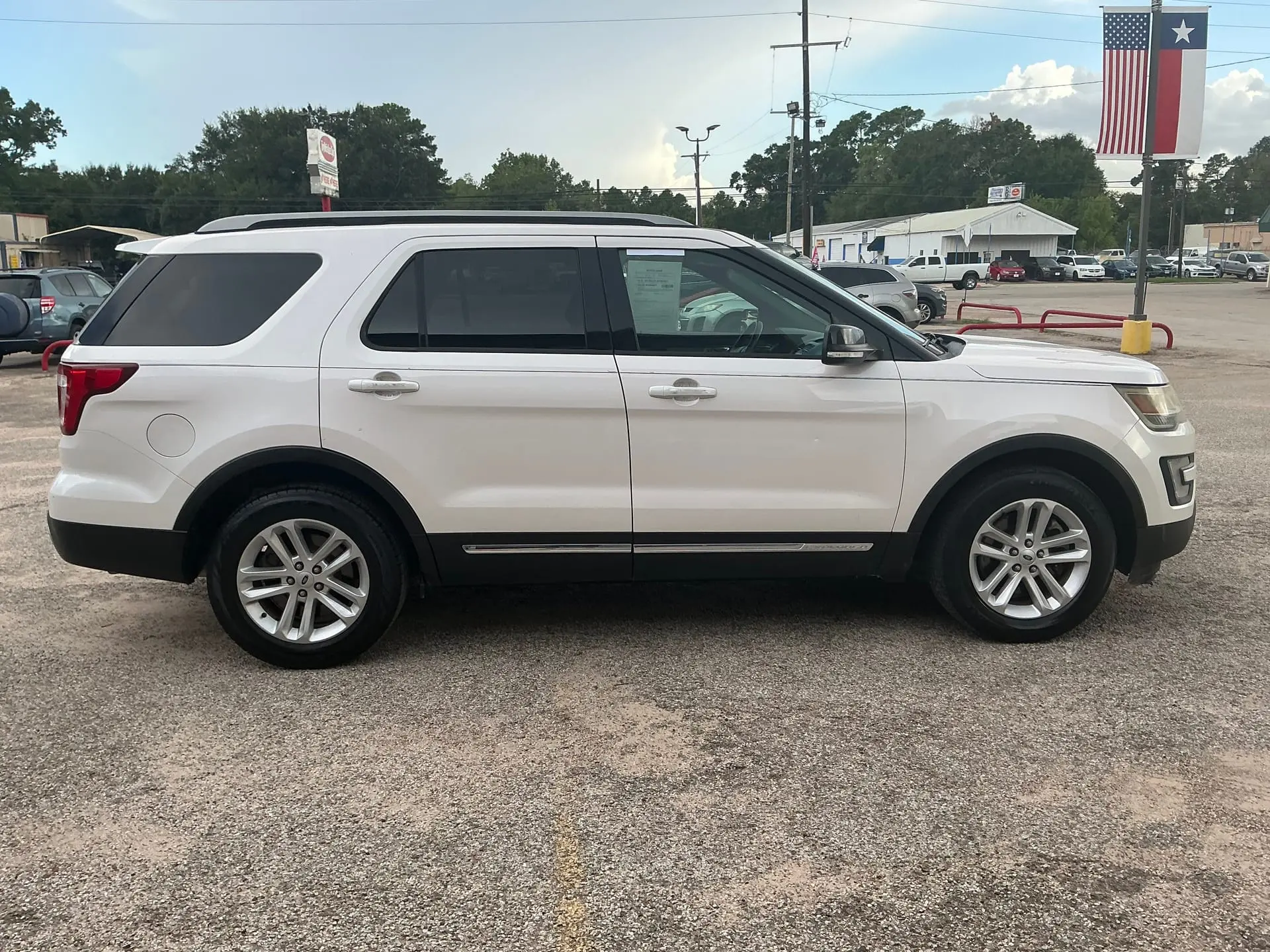 2017 Ford Explorer XLT FWD photo 5