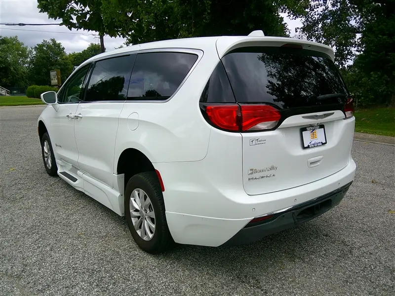 2018 Chrysler Pacifica Touring Plus photo 3
