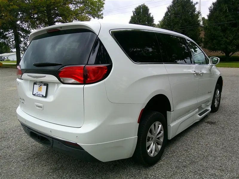 2018 Chrysler Pacifica Touring Plus photo 5