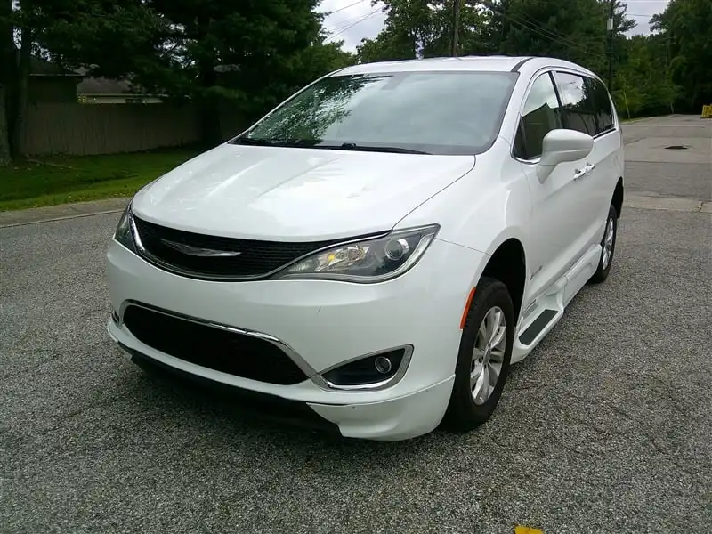 2018 Chrysler Pacifica Touring Plus's photo