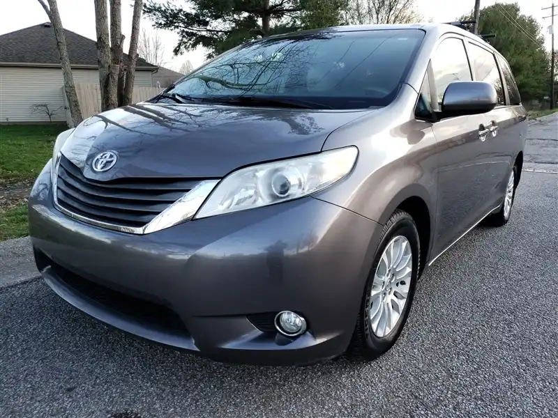 2011 Toyota Sienna XLE V6 7-Passenger Access Seat's photo