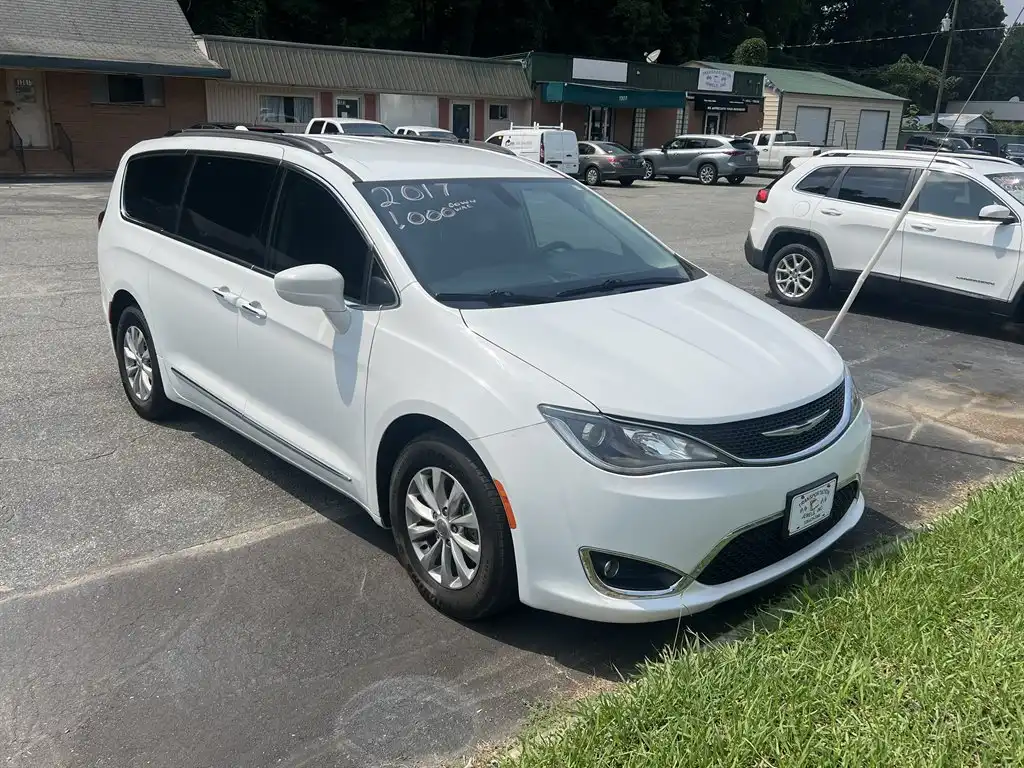 2017 Chrysler Pacifica Touring-L's photo