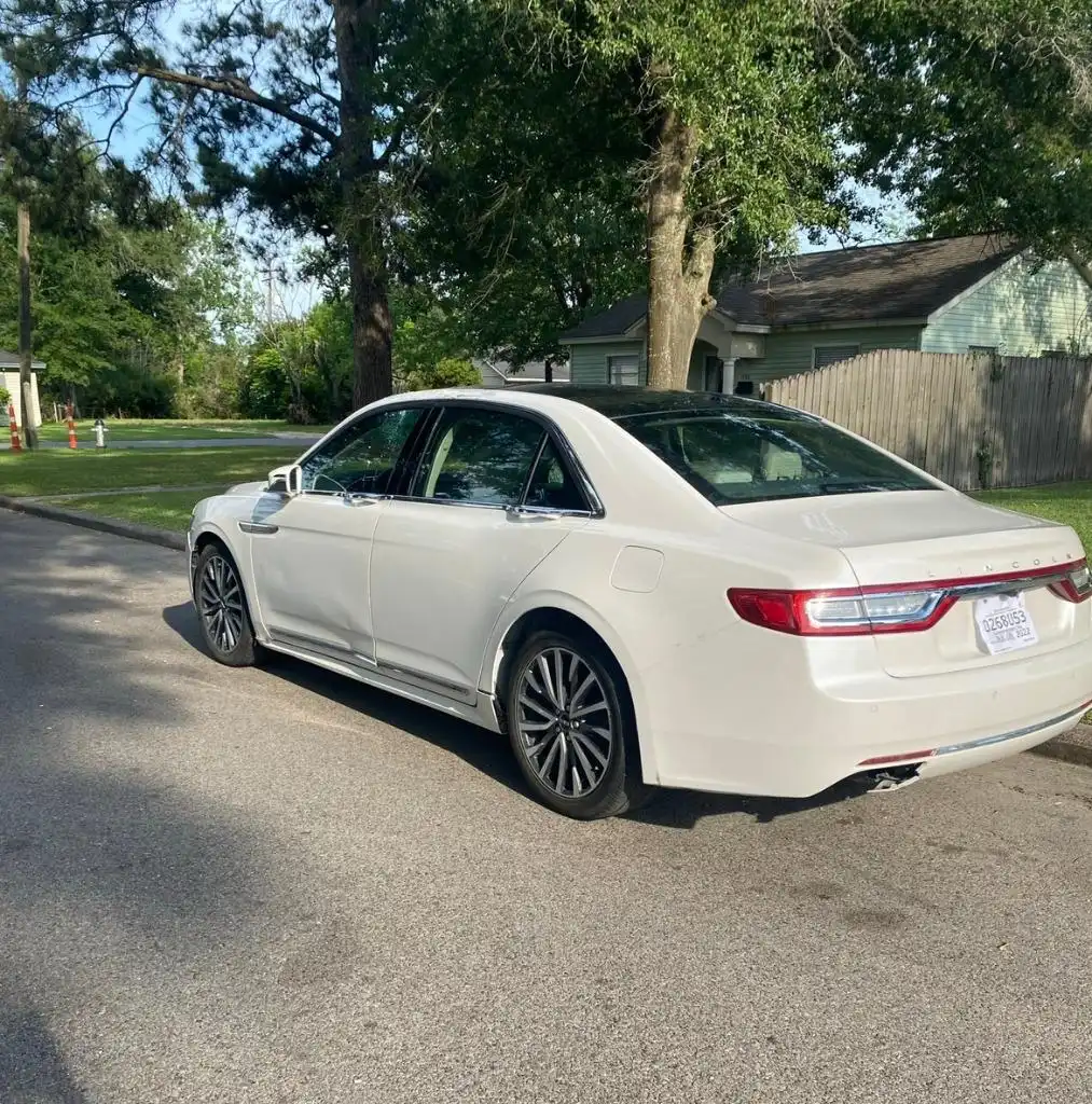 2017 Lincoln Continental Select FWD's photo