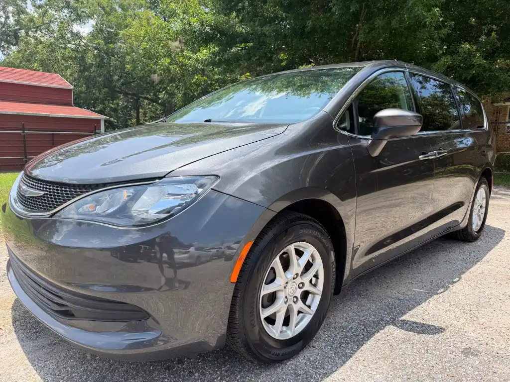 2018 Chrysler Pacifica LX's photo