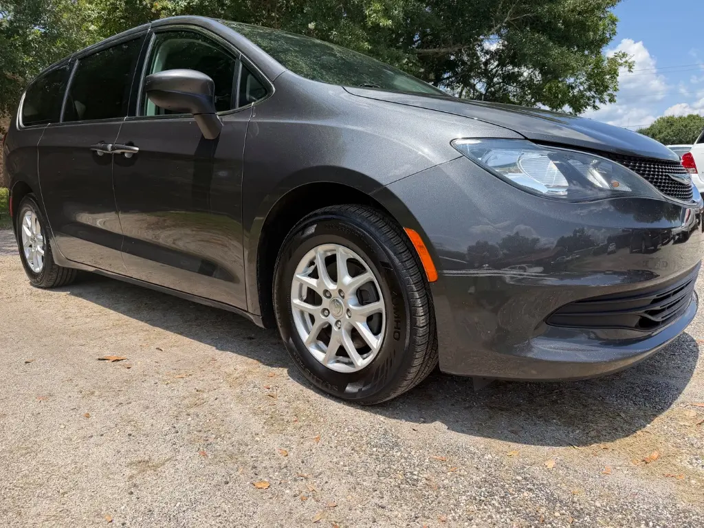 2018 Chrysler Pacifica LX photo 3