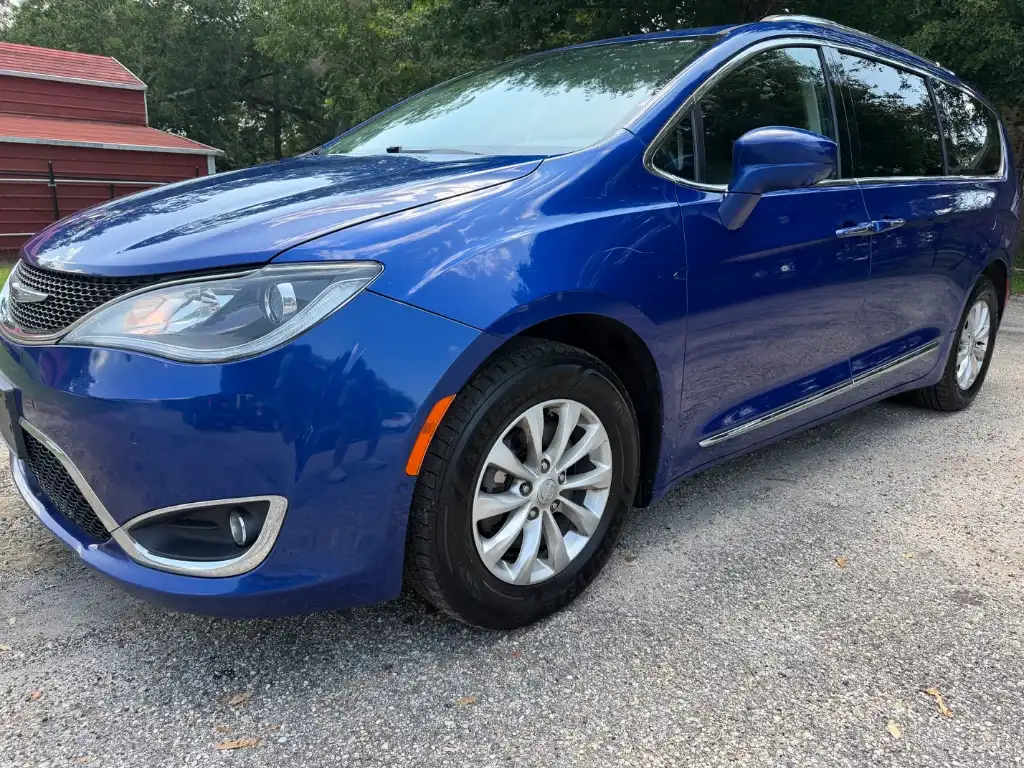 2019 Chrysler Pacifica Touring L's photo