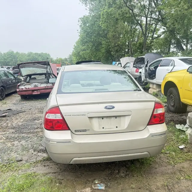 2005 Ford Five Hundred SE photo 3
