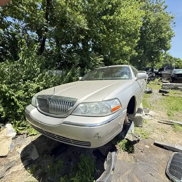 2008 Lincoln Town Car Signature L's photo