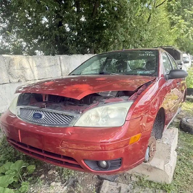 2005 Ford Focus ZX4 SES's photo