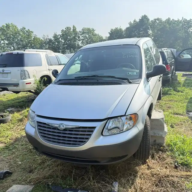 2001 Chrysler Voyager Base's photo