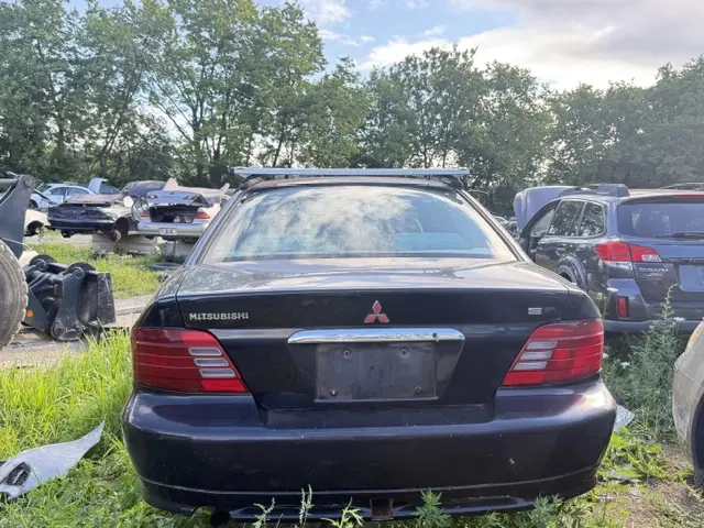 2000 Mitsubishi Galant ES photo 3